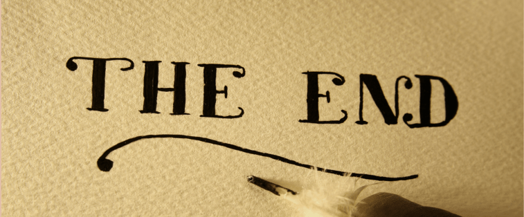 Texte manuscrit "The End" calligraphié sur papier, symbolisant la fin d’un roman ou d’une histoire d’amour