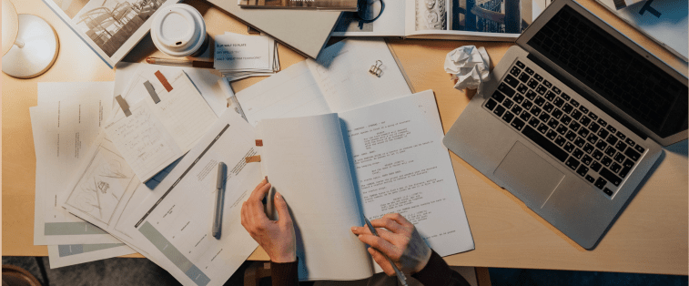 ordinateur et carnet ouvert sur bureau