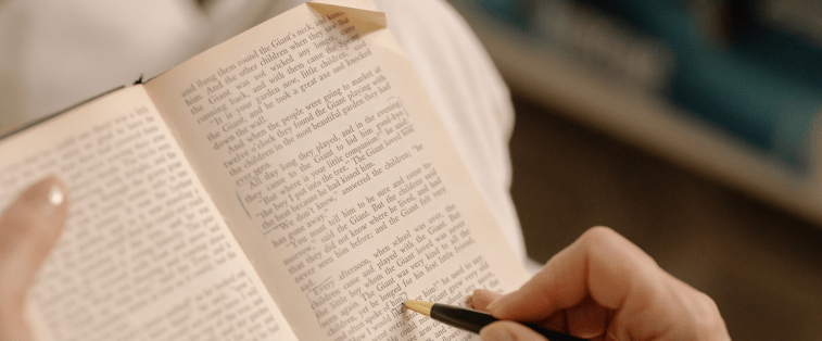 Livre annoté et corné en gros plan, symbole de l'amour et de l'usure des livres lus et relus.