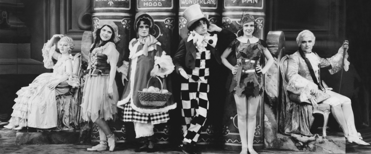 Personnages en costumes représentant des archétypes de fiction (conte, farceur, héros, mentor…), en noir et blanc, sur scène, illustration des grands archétypes du récit