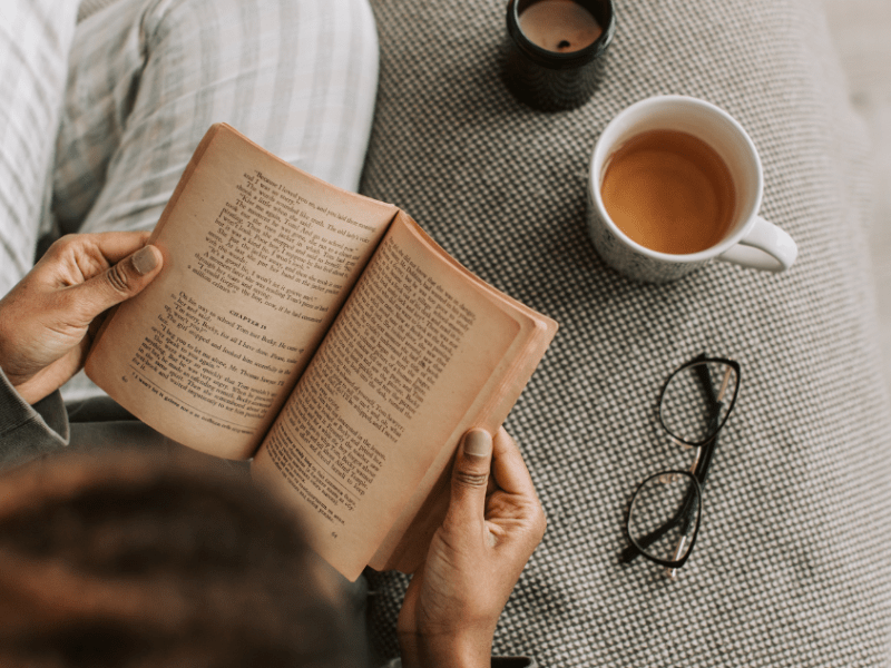 Lectures doudous pour octobre cosy : 8 livres feel-good, mystères & classiques&nbsp;réconfort