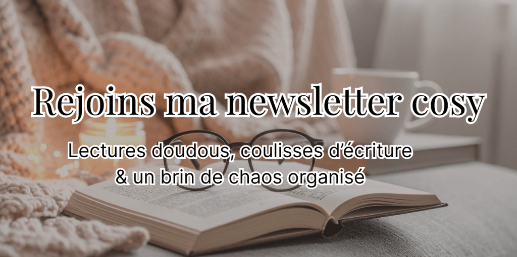 Visuel cosy avec livre ouvert, lunettes, tasse de café et bougie, invitation à rejoindre la newsletter de Caroline W. Barnes pour lectures doudous et coulisses d’écriture.