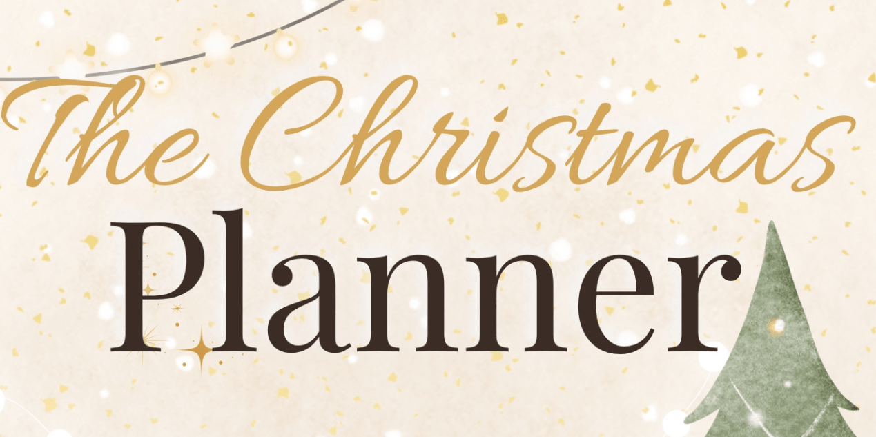 Détail de la nouvelle couverture du roman « The Christmas Planner » de Caroline W. Barnes : typographie élégante dorée et noire sur fond beige pailleté, avec un sapin de Noël stylisé à droite.