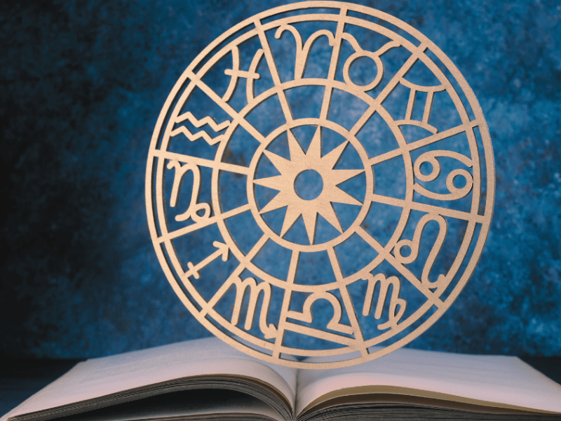 Astrolecture de février 2026 : Que lire selon ton mood astrologique du&nbsp;mois?